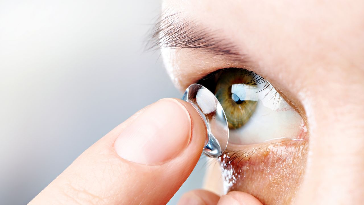 Pergi ke Dokter saat Softlens Tersangkut di Mata