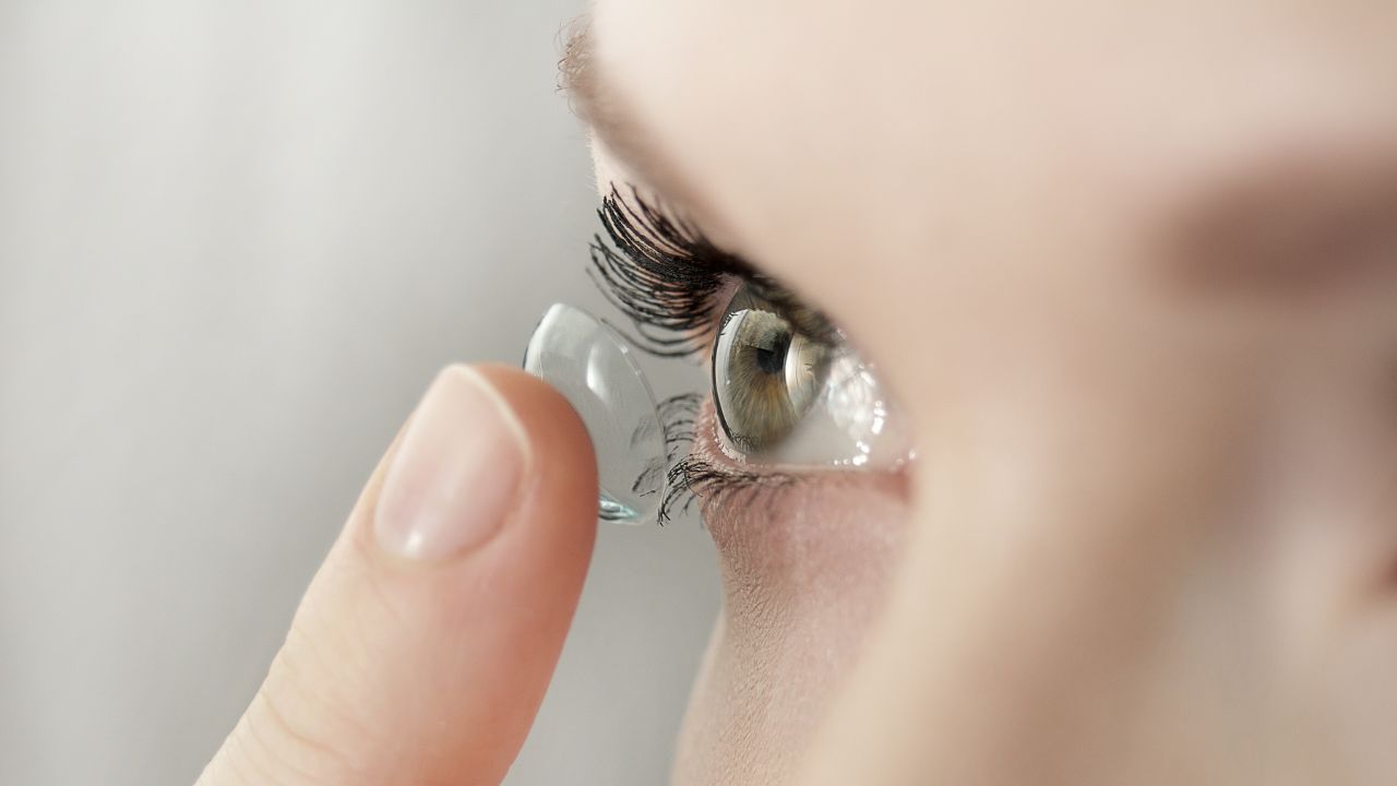 Pertolongan Pertama Softlens Tersangkut di Mata