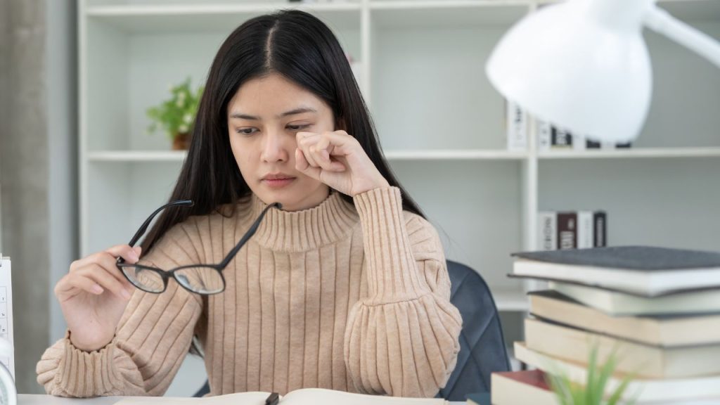 Tips Meredakan Mata Nyeri