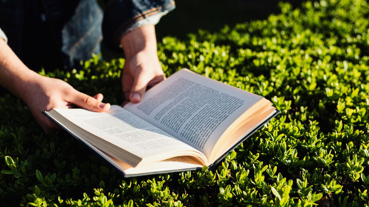 Menjaga Mata Saat Membaca