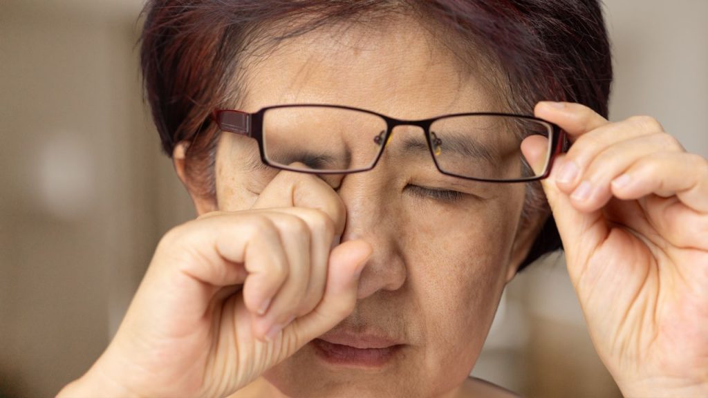 Risiko Kesehatan dari Mengucek Mata