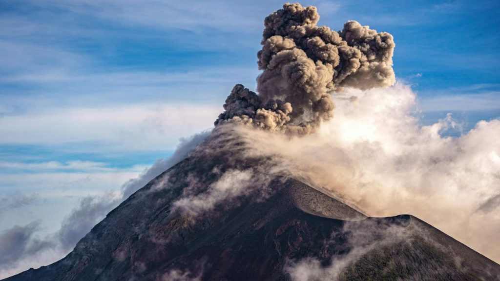 Warga Mengalami Mata Perih Dampak dari Abu Vulkanik